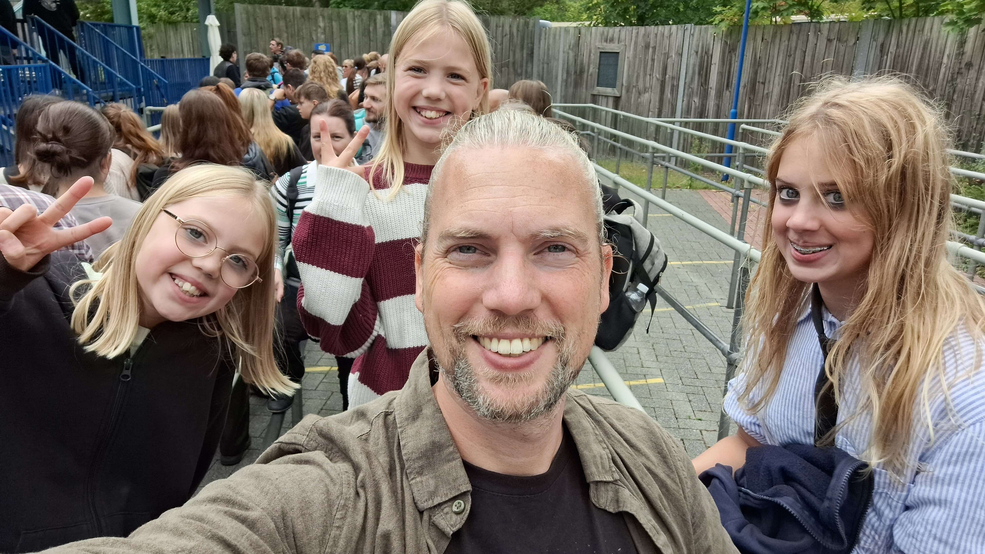 JanBun with his daughters